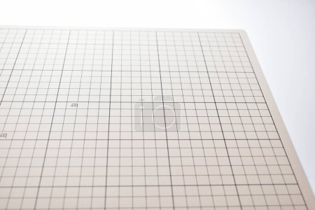 tablero de estera de corte gris sobre fondo blanco con línea y escala patrón de guía de medición para el diseño de arte de objeto, equipo de herramientas de trabajo artesanal bricolaje