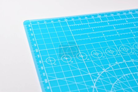 Foto de Tablero de estera de corte azul sobre fondo blanco con línea y escala patrón de guía de medición para el diseño de arte de objeto, equipo de herramientas de trabajo artesanal bricolaje - Imagen libre de derechos