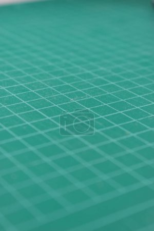 Foto de Fondo de tablero de estera de corte verde con línea y escala patrón de guía de medición para el diseño de objetos de arte, equipo de herramientas de trabajo artesanal bricolaje - Imagen libre de derechos