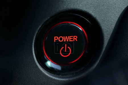 Foto de Pulsar el botón del sistema de motor de arranque del coche del vehículo eléctrico - Imagen libre de derechos