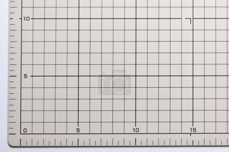 Foto de Fondo de tablero de estera de corte gris con línea y escala patrón de guía de medición para el diseño de arte de objeto, equipo de herramientas de trabajo artesanal bricolaje - Imagen libre de derechos