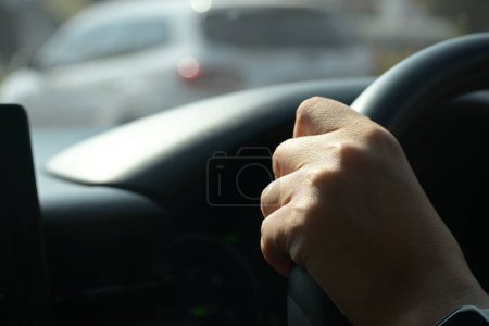 Foto de Conductor femenino mano mantenga el volante conducir vehículo coche viaje - Imagen libre de derechos