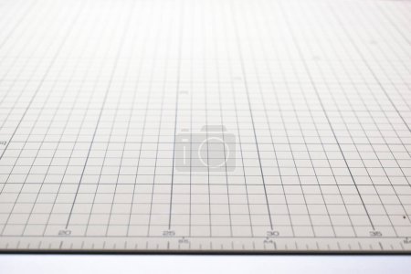Foto de Fondo de tablero de estera de corte gris con línea y escala patrón de guía de medición para el diseño de arte de objeto, equipo de herramientas de trabajo artesanal bricolaje - Imagen libre de derechos