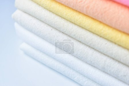 Foto de Pila de ropa de algodón de colores, primer plano pila de ropa - Imagen libre de derechos