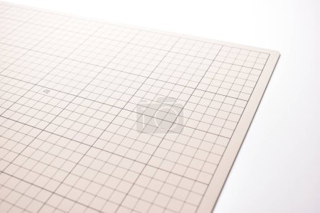 Foto de Tablero de estera de corte gris sobre fondo blanco con línea y escala patrón de guía de medición para el diseño de arte de objeto, equipo de herramientas de trabajo artesanal bricolaje - Imagen libre de derechos