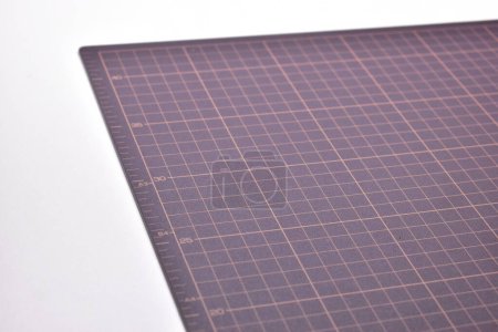 tablero de estera de corte negro sobre fondo blanco con línea y escala patrón de guía de medición para el diseño de arte de objeto, equipo de herramientas de trabajo artesanal bricolaje