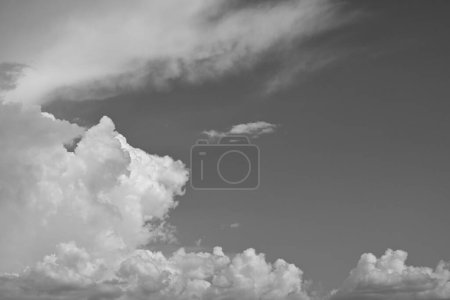 Foto de Imagen en blanco y negro, cielo bullicioso con nube - Imagen libre de derechos