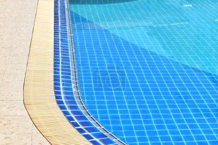 Foto de Superficie de piscina azul con desagüe de agua - Imagen libre de derechos