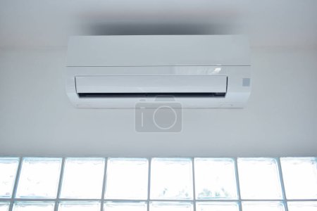 Foto de Aire acondicionado blanco en la pared, objeto de electricidad en el hogar - Imagen libre de derechos