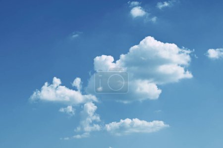 Foto de Cielo azul claro con nube blanca, buen tiempo en la mañana tener un buen día - Imagen libre de derechos