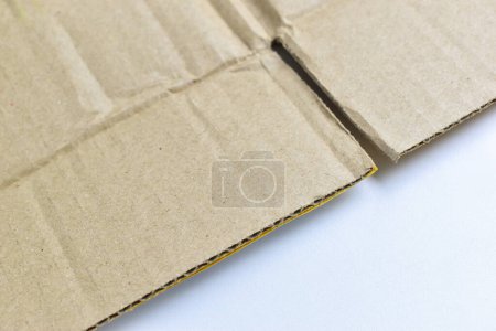 Foto de Caja de cartón marrón textura sobre fondo blanco - Imagen libre de derechos
