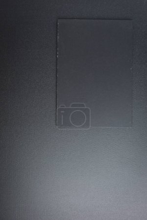 Foto de Cuaderno negro en blanco sobre fondo negro brillante - Imagen libre de derechos