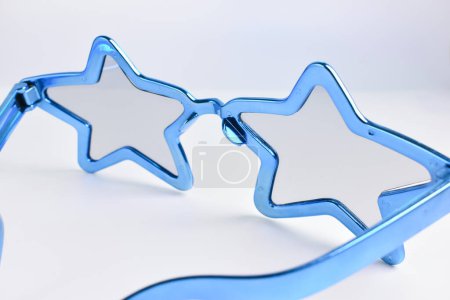 Foto de Forma de estrella azul de gafas sobre fondo blanco - Imagen libre de derechos