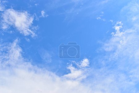 Foto de Hermoso cielo azul y blanco grupo esponjoso de nubes con salida del sol en la mañana, fondo natural - Imagen libre de derechos