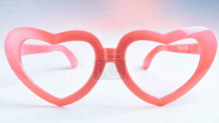 Foto de Forma de corazón rosa de gafas sobre fondo blanco - Imagen libre de derechos