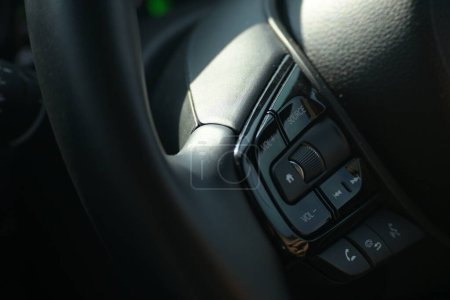 Foto de Vista interior del coche con cuero negro, volante con botón - Imagen libre de derechos