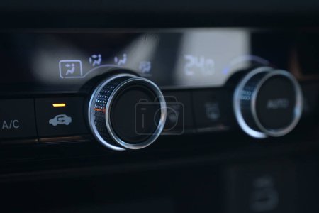 Innenansicht des Autos mit schwarzem Leder, Nahaufnahme Auto Klimaanlage