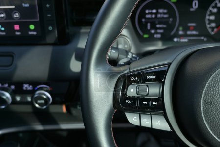 Foto de Vista interior del coche con cuero negro, volante con botón - Imagen libre de derechos