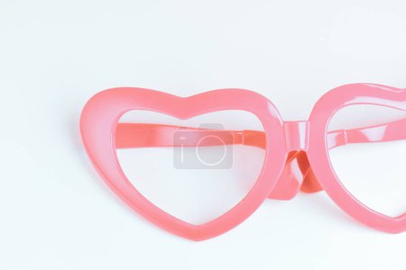 Foto de Forma de corazón rosa de gafas sobre fondo blanco - Imagen libre de derechos