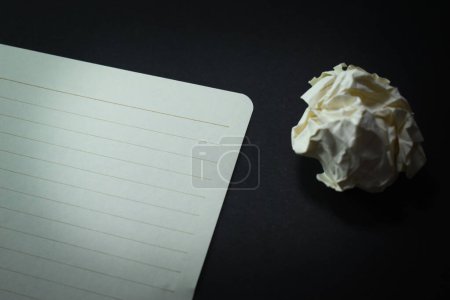 Foto de Round lump paper and line paper texture on black background,  blank sheet notebook - Imagen libre de derechos