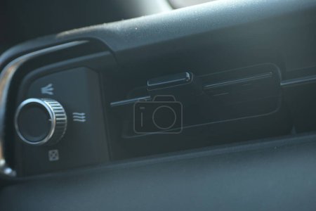 Innenansicht des Autos mit schwarzem Leder, Nahaufnahme Auto Klimaanlage Lüftungsschlitze