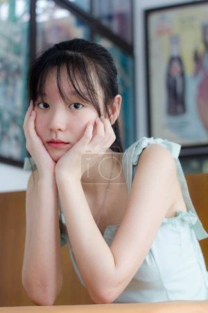 Foto de Asia tailandesa chica verde vestido hermosa chica sonrisa y relajarse - Imagen libre de derechos