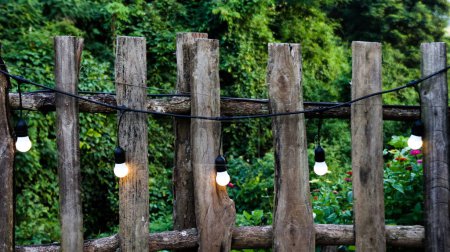 Téléchargez les photos : Petites ampoules décorées sur une clôture en bois - en image libre de droit