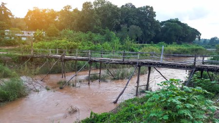 Téléchargez les photos : Bambou temporaire et pont en bois qui est construit à travers le petit ruisseau dans le village rural - en image libre de droit