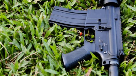 Téléchargez les photos : Fermer quelques parties de pistolet à air doux mis sur l'herbe - en image libre de droit