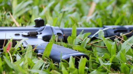 Téléchargez les photos : Fermer Air soft gun pistolet poignée mettre sur l'herbe - en image libre de droit