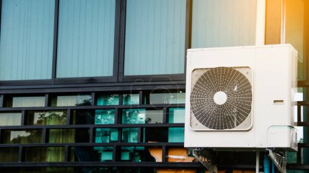 Téléchargez les photos : La bobine extérieure de climatiseur est installée à l'extérieur du bâtiment pour fournir confortable pour des habitants - en image libre de droit