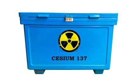 Téléchargez les photos : Signe radioactif jaune avec texte césium 137 sur conteneur bleu isolé avec des chemins de coupe sur fond blanc - en image libre de droit