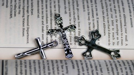 Foto de Cruz de metal brillante en el libro antiguo para recordar la bondad de Jesucristo para todos los cristianos - Imagen libre de derechos
