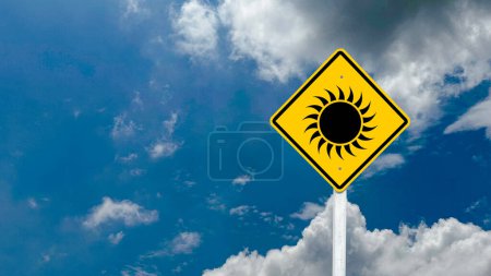Téléchargez les photos : Signe jaune avec peinture du soleil avec nuages et ciel bleu en arrière-plan concept de coups de soleil - en image libre de droit