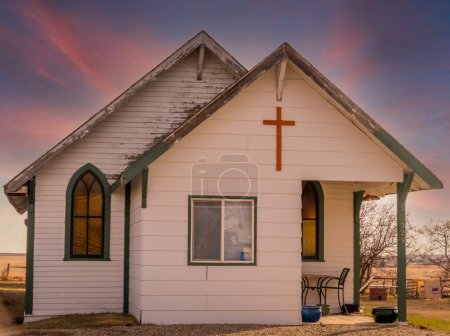 Téléchargez les photos : L'église historique réaménagée se trouve dans la ville Mossleigh Alberta Canada - en image libre de droit