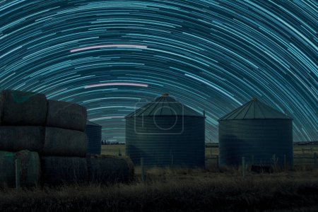 Foto de Granjas y fardos de heno bajo un cielo estrellado en un campo Shouldice Alberta Canadá - Imagen libre de derechos