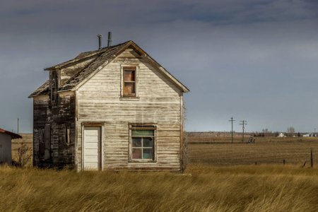 Überreste von Gehöften stehen noch immer in der Geisterstadt Travers Alberta Kanada