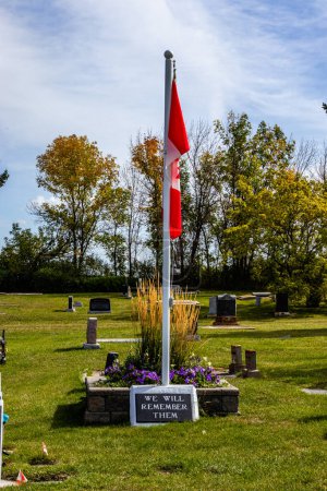 Foto de Cenotpah and Military section of the cemetery in the Town of Strathmore in Wheatland County Alberta Canada - Imagen libre de derechos