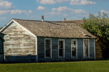 Téléchargez les photos : Rustic buildings of an era gone by show off the history of Alberta on PHS Saint Ann Ranch Kneehill County Alberta Canada - en image libre de droit