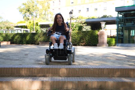 Foto de Joven discapacitada en silla de ruedas con movilidad reducida encuentra una barrera arquitectónica y un obstáculo para continuar su camino. - Imagen libre de derechos