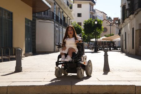Foto de Joven discapacitada en silla de ruedas con movilidad reducida encuentra una barrera arquitectónica y un obstáculo para continuar su camino. - Imagen libre de derechos