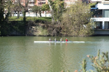 Foto de Cuatro hombres remando en el río Guadalquivir, en Sevilla, en una sesión de entrenamiento. - Imagen libre de derechos