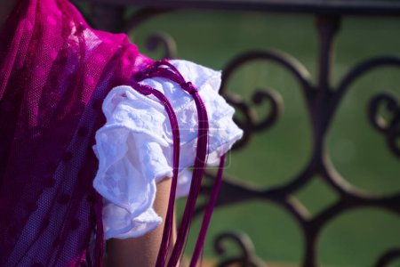 Foto de Detalle de la manga del traje de flamenca de una niña. Flamenco, patrimonio cultural de la humanidad - Imagen libre de derechos