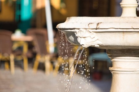 Téléchargez les photos : Fontaine en pierre d'où jaillit une eau cristalline d'une tête non humaine. Séville, Espagne - en image libre de droit