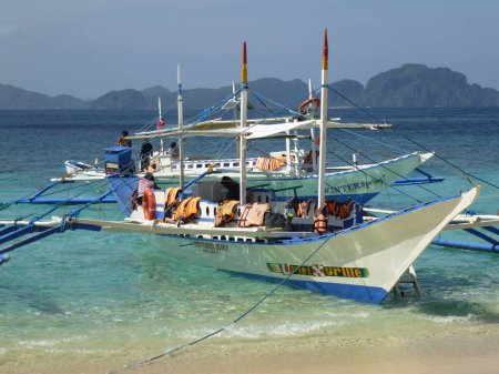 Téléchargez les photos : Bateaux traditionnels sur une belle plage, archipel bacuit - en image libre de droit