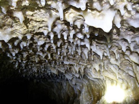 Jeunes stalactites à l'intérieur de la grotte de Cantabon, Siquijor