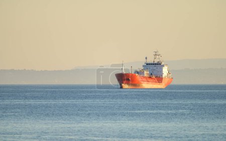 Foto de LPG tanker ship anchored in the Strait of Messina at sunset, Sicily, Italy - Imagen libre de derechos