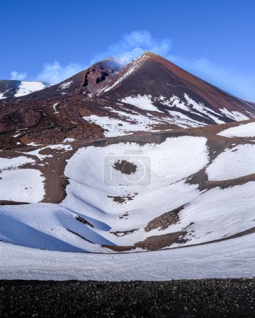 Foto de Etna summital crater smoking with snow covered caldera, Mount Etna volcano, Sicily, Italy - Imagen libre de derechos
