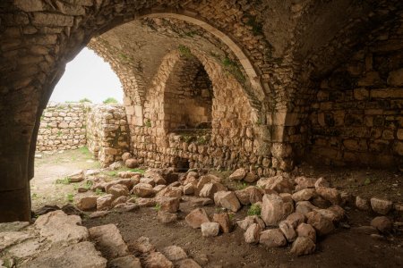 Téléchargez les photos : Batroun, Liban - 14 avril 2019 : Salle principale du château des croisés de Smar Jbeil, citadelle médiévale près de Batroun, Liban, Moyen-Orient - en image libre de droit