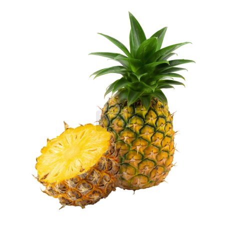 Dojrzały ananas jest tropikalnym owocem wyizolowanym na białym tle.
